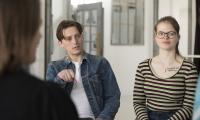 Ung mand og kvinde taler med to andre kvinder