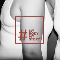 To kvinder i tanktops helt tæt på med logoet for kampagnen #MyBodyMyStory foran