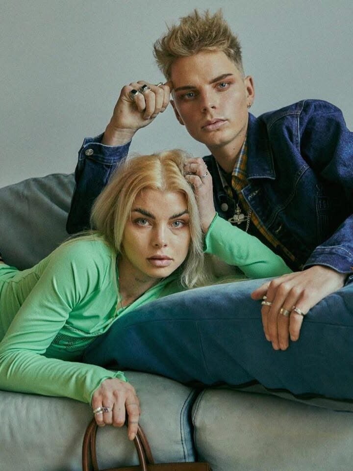 Oliver og Tricia i sofa