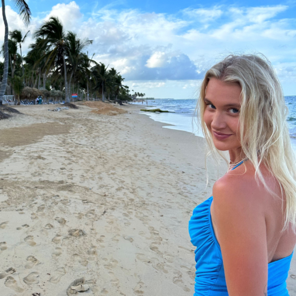 Alberte Ulsing går på en strand. Hun er ude og rejse i sit sabbatår.