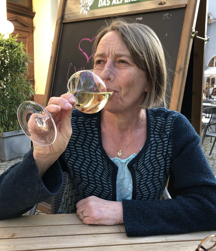 Alice drikker et glas vin