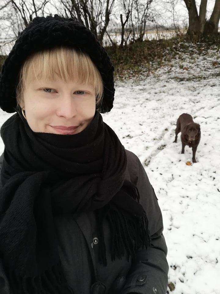 Caroline sammen med sin hund