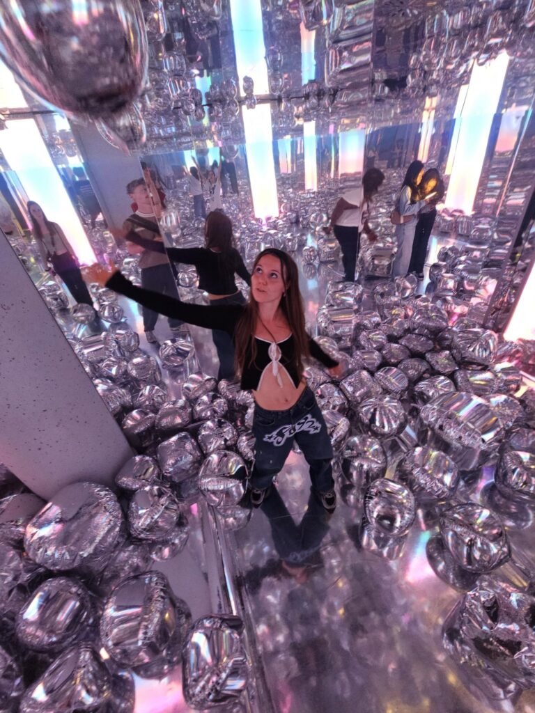 Sophie Birch Olsen i spejlrum med balloner