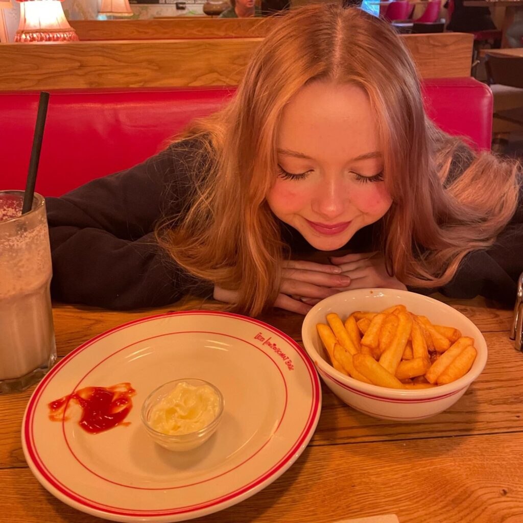 Maja der spiser pomfritter