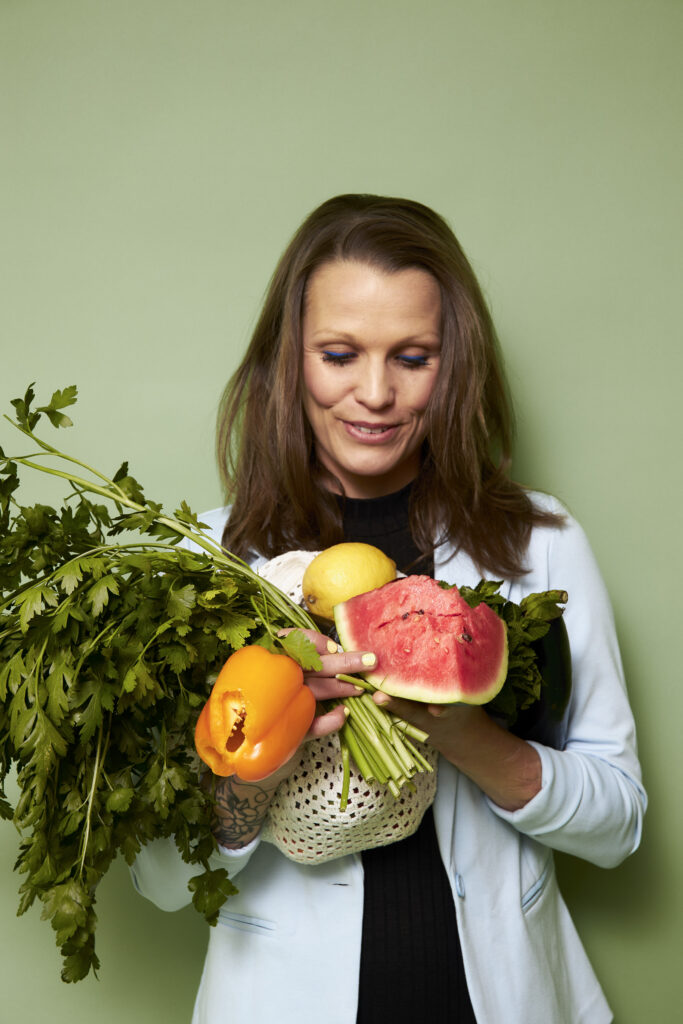 Alberte Stengaard med frugter og grøntsager