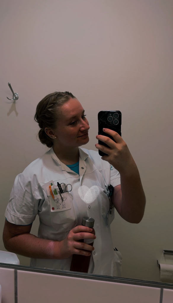Spejlselfie af Veronica, hvor hun er iført sygeplejeske tøj