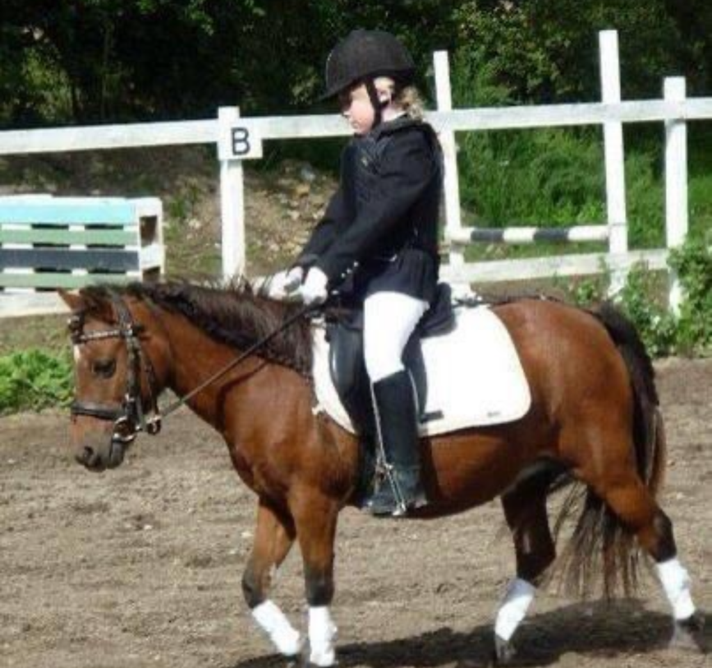 Veronica som barn, hvor hun rider