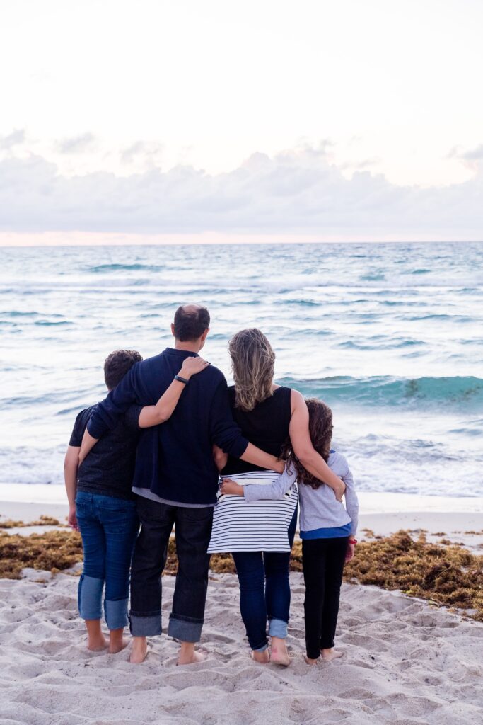 Familie kigger over havet