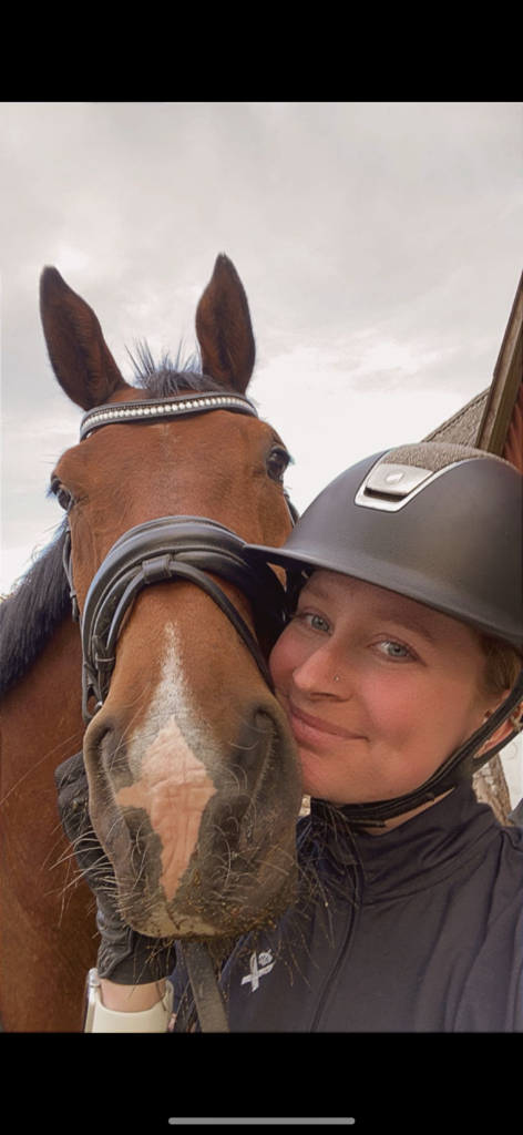 Veronica sammen med hest
