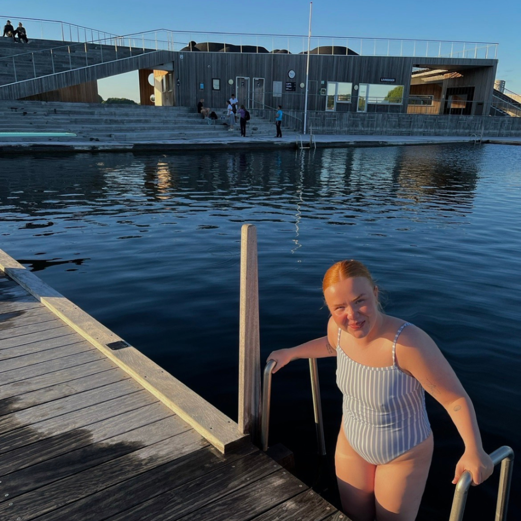 Amalie Overgaard ude at bade