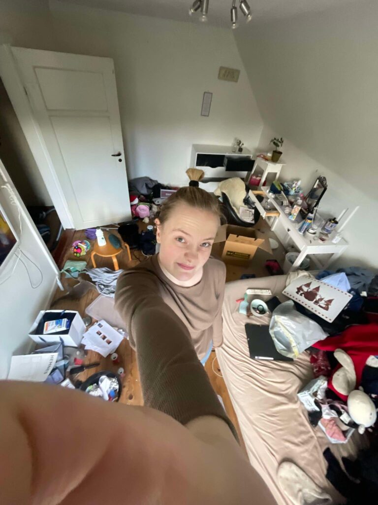 Selfie af Juliane på sit rode værelse