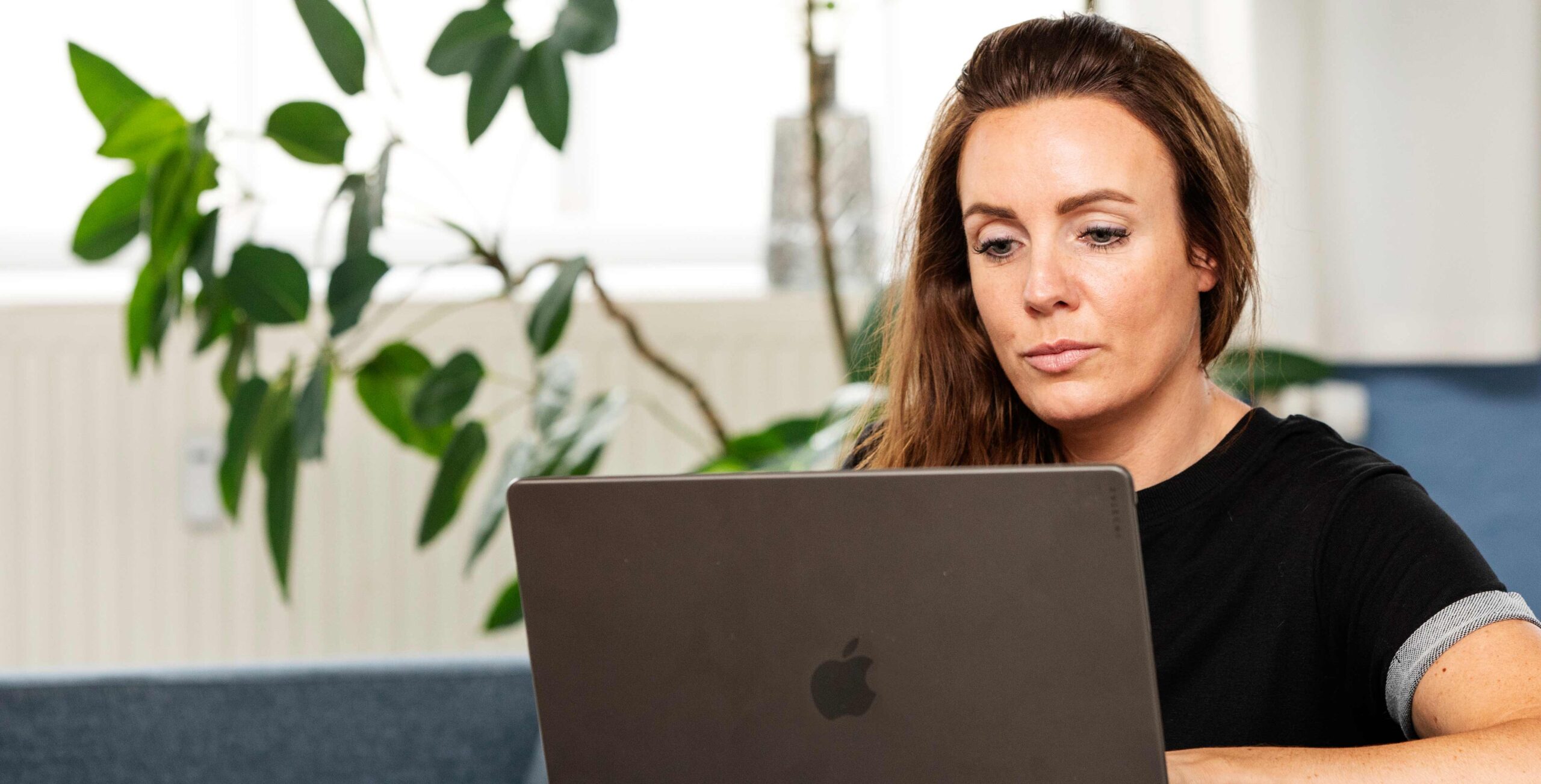 Kvinde med computer