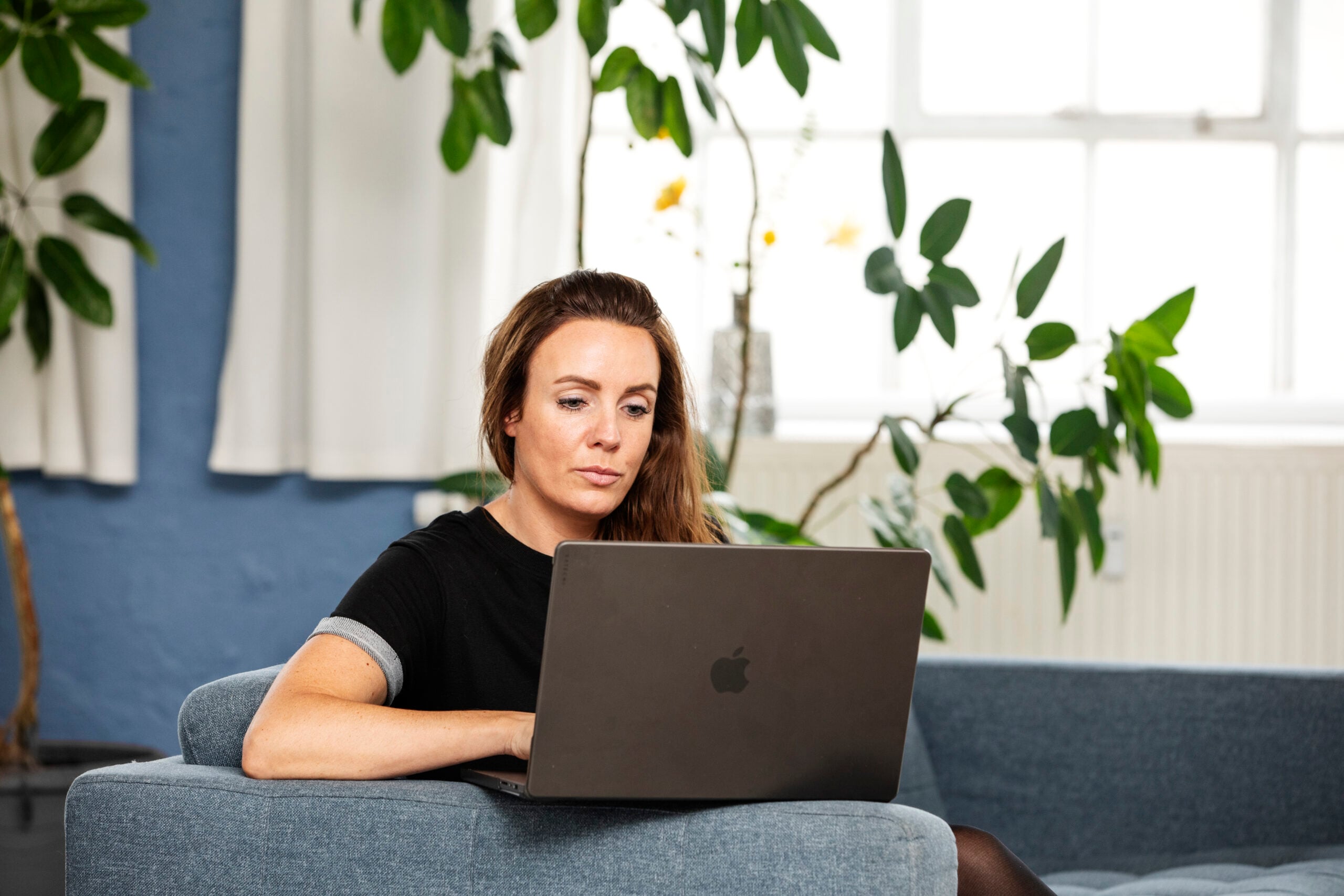 Kvinde, der skriver på en computer