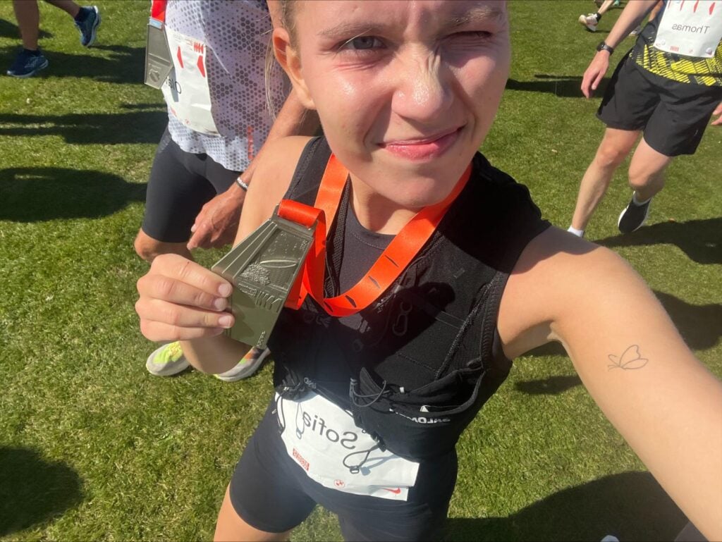 Sofia Steenberg Løgtved med en medalje rundt om halsen