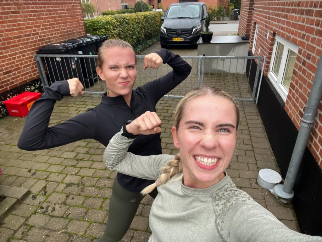 Sofia Steenberg Løgtved sammen med sin tvillingesøster