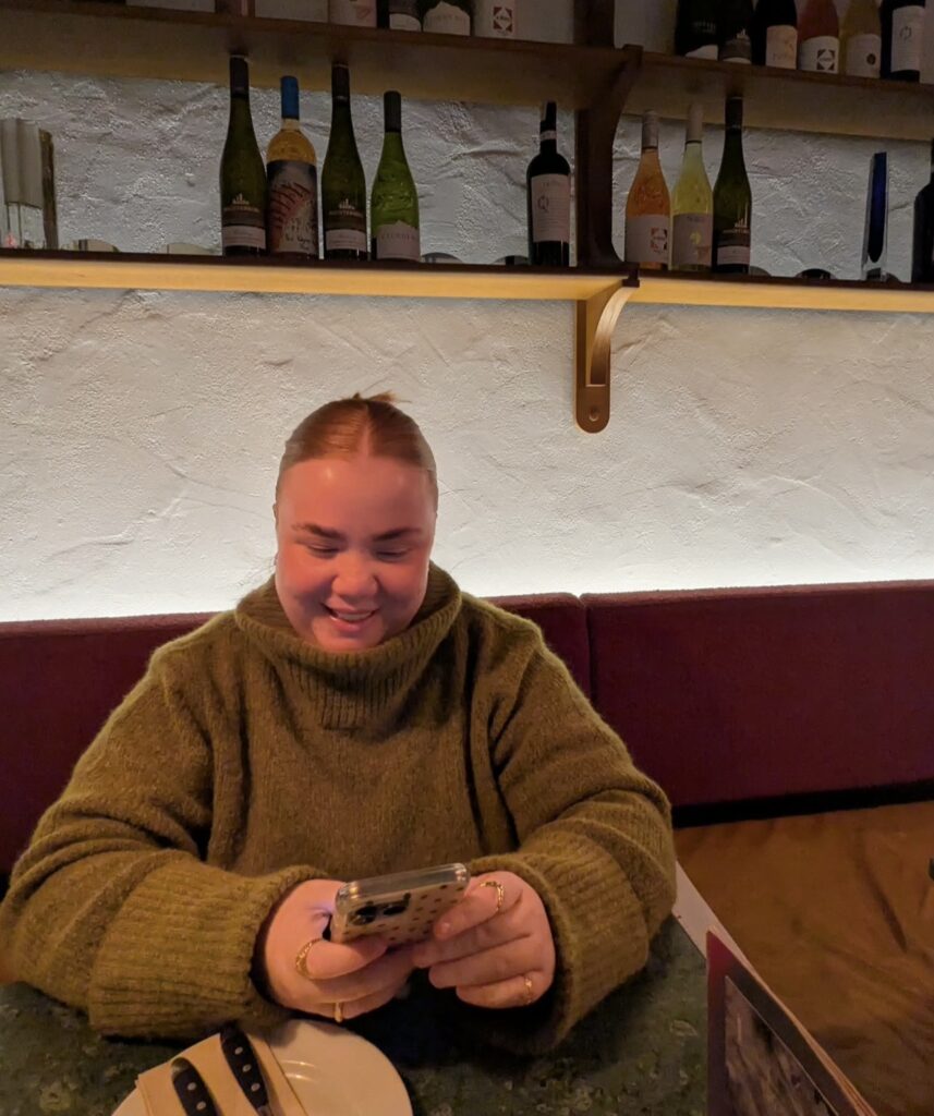 Amalie Overgaard på sin telefon