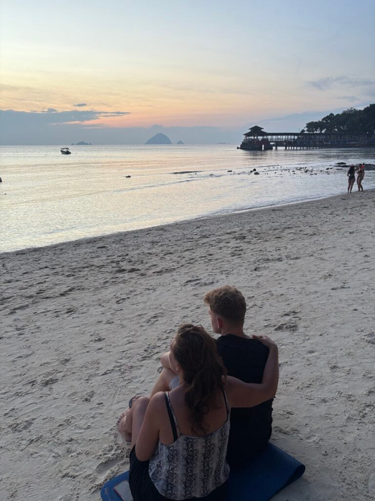 Mia Gerzymisch Ilsøe på stranden med Marius