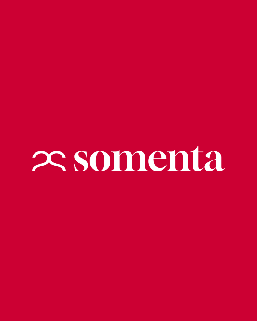 hvidt somenta logo på rød baggrund